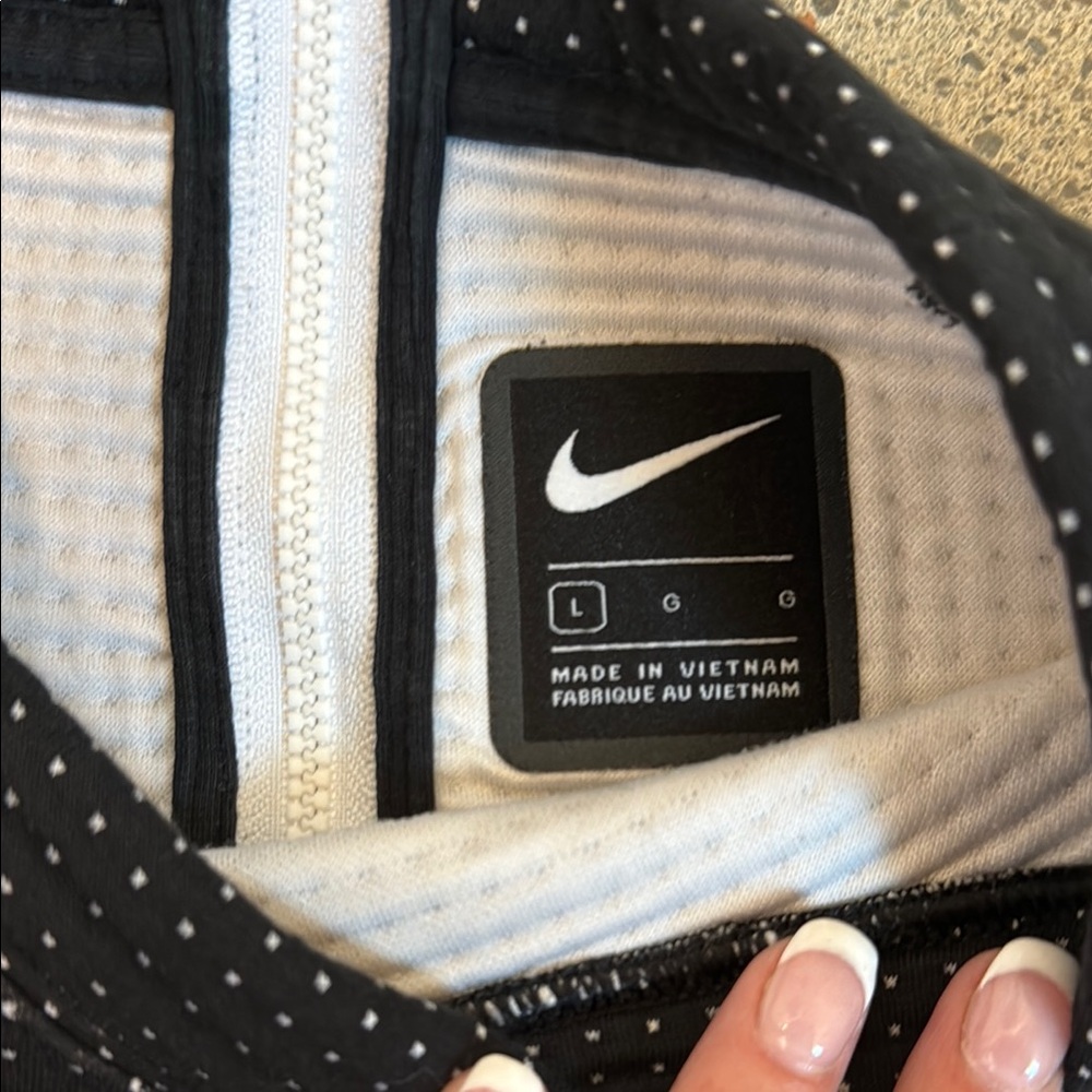 Nike Dri Fit Black and White Cropped Top - Picture 3 of 6